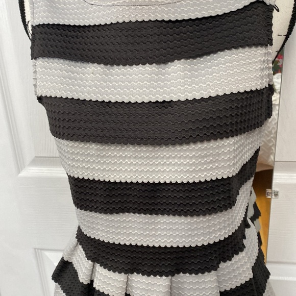 Dress - Picture 2 of 7